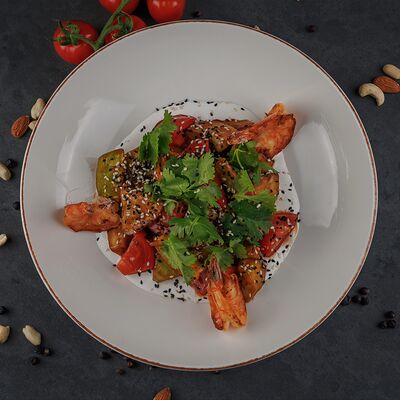 Салат с хрустящими баклажанамив Руки ВВерх! Бар по цене 950 ₽