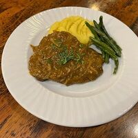 Говяжья отбивная с луковым грейви в Hamilton's pub