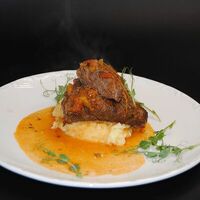 Говяжьи щечки с картофельным пюре в Разгуляй