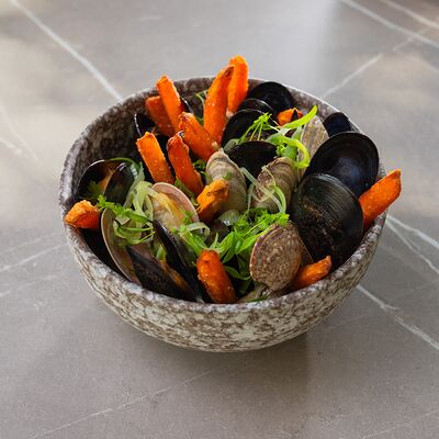 Соте из вонголе с мидиями и бататом в Байкал по цене 890 ₽