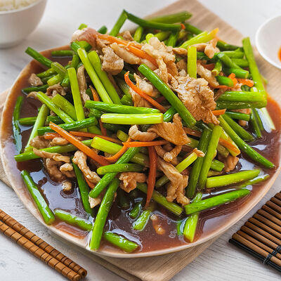 Стрелки чеснока со свининой в Wai Mai по цене 520 ₽