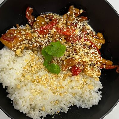 Свинина в кисло-сладком соусе с рисом в Данмен по цене 540 ₽