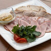 Ассорти из мясных деликатесов в Ривьера