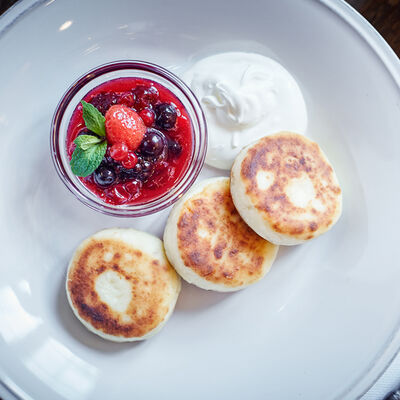 Сырники из Рикотты со сметаной и вареньем в Сыроварня по цене 400