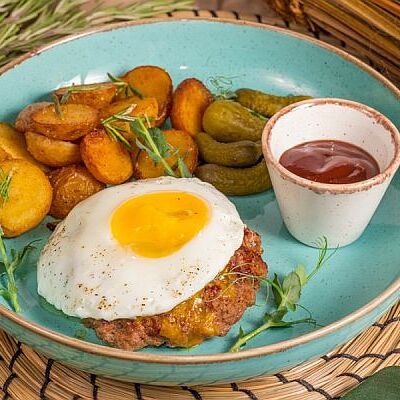 Бифштекс с яйцом в Луиджи & Тосё по цене 499