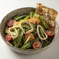 Зеленый салат с морепродуктамив Chow Chow