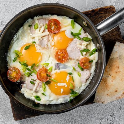 Яичница из трех яиц с куриной грудкой и моцареллой в Сие Паста по цене 625 ₽