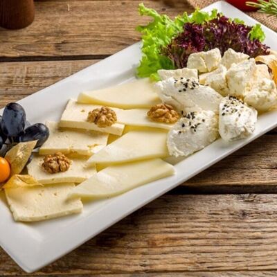 Ассорти сыров по-Кавказскив Lariote по цене 2250 ₽