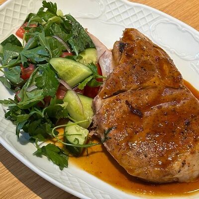 Стейк из свинины на косточке со свежим салатом в Городское кафе N31 по цене 1241 ₽