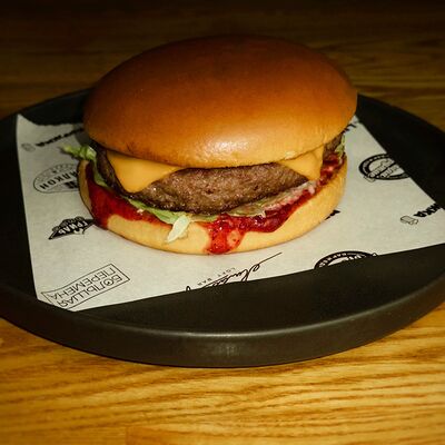 Бургер с брусничным соусом BBQ new в Прощай оружие по цене 979 ₽