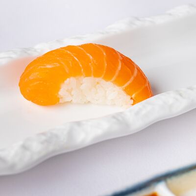 Суши Лосось в Leto по цене 450 ₽