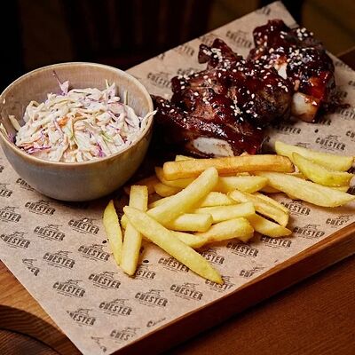 Ребра BBQ с коул слоу и картофелем фри в Честер по цене 780 ₽
