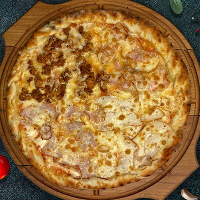 Пицца Четыре мяса в Pizza della Casa по цене 649 ₽