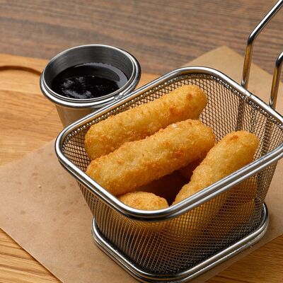 Жареный сыр с брусничным соусомв Bronze lion по цене 500 ₽