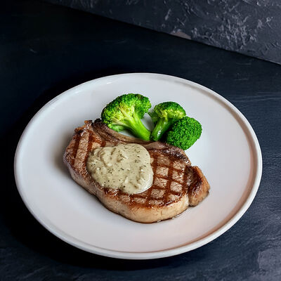 Стейк Рибай с перечным соусом и брокколив Berberry & ptichka по цене 1300 ₽