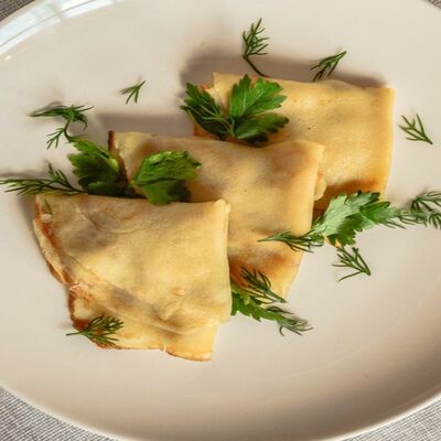 Блины с курицей и грибами в Тревеллерс кофе по цене 449 ₽