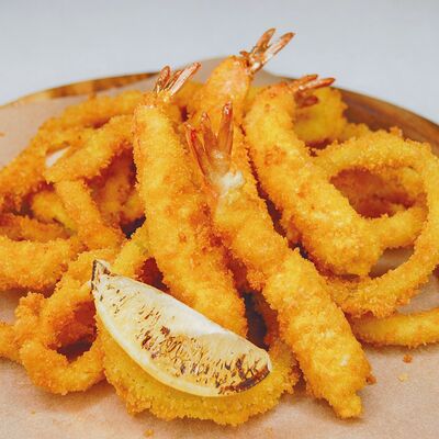 Креветки, кальмары и луковые кольца в кляре в Il Mio по цене 750 ₽