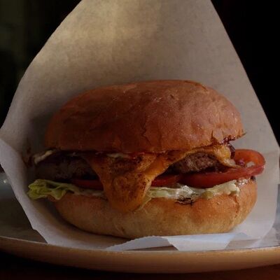 Бургер с говяжьей котлетой в Umami Kitchen's по цене 965 ₽