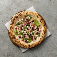 Пицца с копченым омулем, кедровым соусом и таежной брусникой в Penny