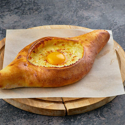 Хачапури по-аджарски с яйцом в Ели-Пили по цене 590 ₽