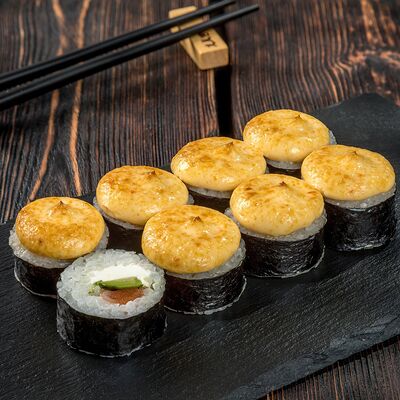 Запеченный лосось спайси в Суши Гурмэ по цене 450 ₽