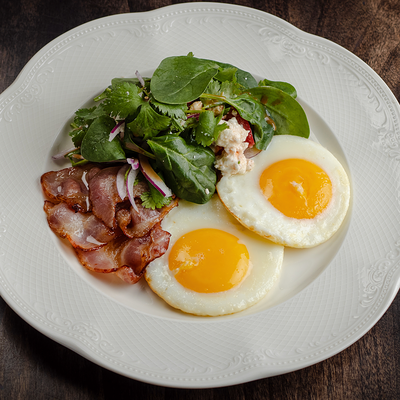 Глазунья с беконом, свежий салат, маринованный адыгейский сыр в Съели Сумели по цене 590 ₽