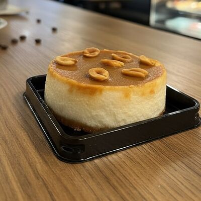 Чизкейк Сникерс в Laksa & Wok по цене 320 ₽