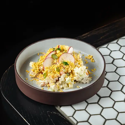 Оливье с куриным бедром в Waterzooi по цене 540 ₽