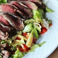 Салат с ростбифом и маринованной кукурузой в Опера