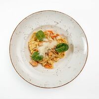 Паста тальятелле с лососем, креветками и соусом кимчи в White Fox Cafe