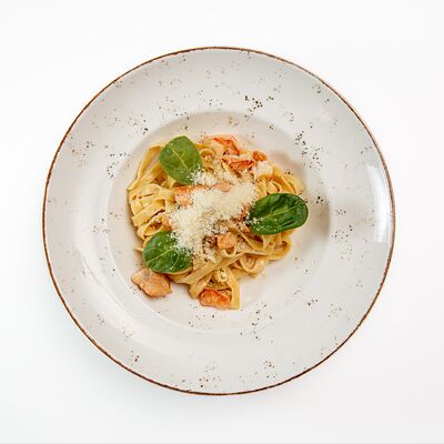 Паста тальятелле с лососем, креветками и соусом кимчи в White Fox Cafe по цене 1195 ₽