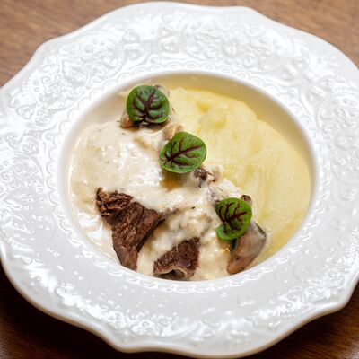 Телячьи щечки в сливочном соусе с грибами и картофельным пюре в Cook cafeshop по цене 850 ₽