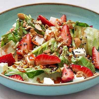 Салат с клубникой и сыром фета в Луиджи & Тосё по цене 399