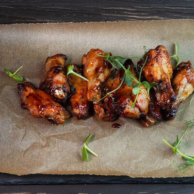 Куриные крылья под соусом барбекю в Леон по цене 490 ₽