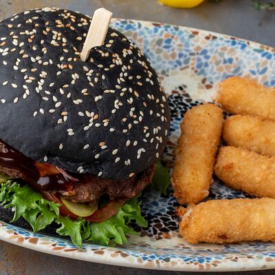 Черный бургер с говядиной и сыром Чеддер в Айва по цене 920 ₽