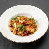 Жареный рис по-тайски с креветками, яйцом и овощами в The Kitchen