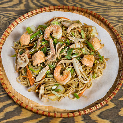 Лапша удон с морепродуктами в Starwok по цене 610