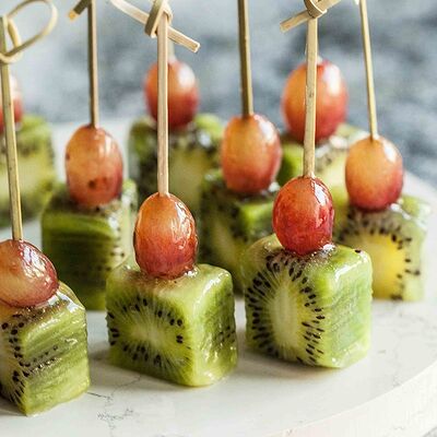 Канапе киви с виноградом, 6 шт. в Svekla Catering по цене 850 ₽