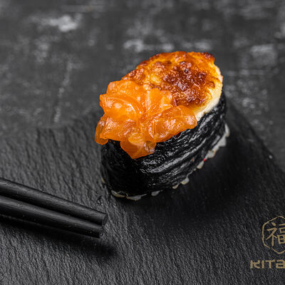 Гункан лосось запеченный в Kitana по цене 234 ₽