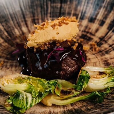 Медальон из говяжьей вырезки с жареным салатом пак-чой и паштетом из утки в Ресторан Строгов по цене 1790 ₽