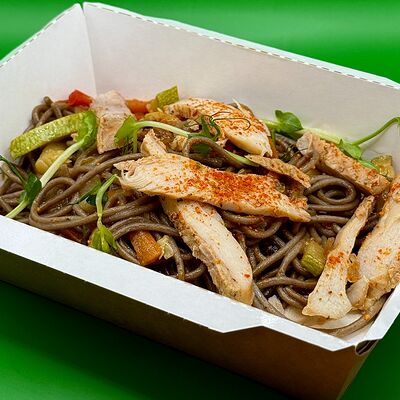 Азиатская гречневая лапша с цыпленком и овощами в кисло-сладком соусе Пад-Тай в Есть не готовить по цене 280 ₽