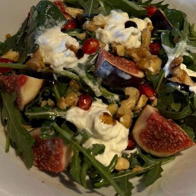 Салат с инжиром и грушейв JOY FOOD & WINE по цене 350 ₽