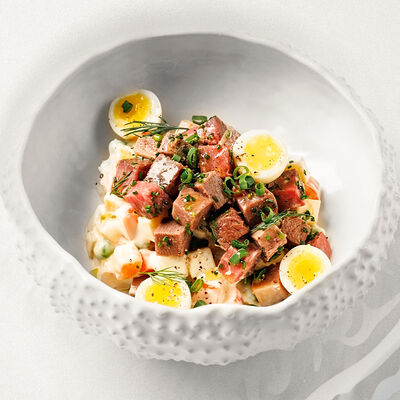 Оливье с подкопченным языком теленка и ростбифом в Sadko по цене 658 ₽