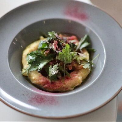 Томленая говядина с трюфельным пюре и зеленью в Bucho по цене 960 ₽