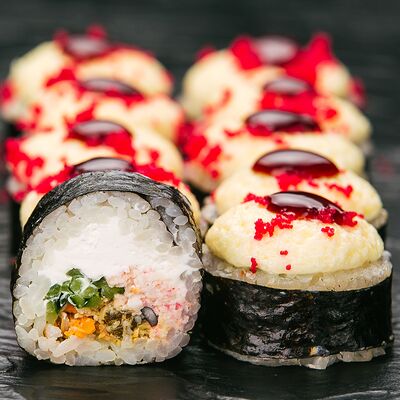 Ролл запечённый с мидиями и крабом в Чоза по цене 449 ₽