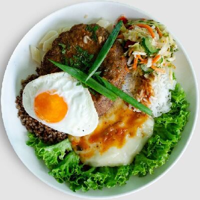 Бифштекс с глазуньей и гарниром в Osh по цене 350 ₽