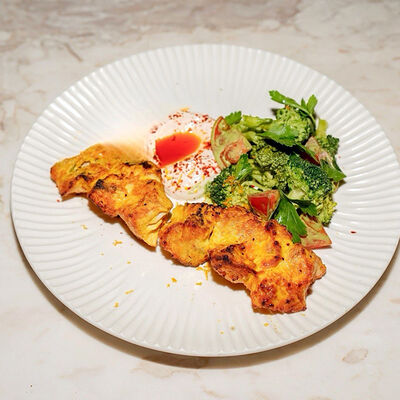 Шашлык из индейки с куркумой и зеленым салатом в Poly по цене 1550 ₽