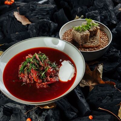 Борщ с черносливом и ростбифом в Потроха по цене 583 ₽