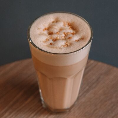 Латте Сникерс в Локация кофе по цене 360 ₽