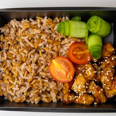 Курица терияки с красным рисом и кунжутным соусом в Тарелка по цене 421 ₽